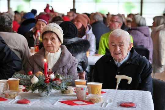 Wigilia dla ubogich i bezdomnych w hali Targów Lublin.
