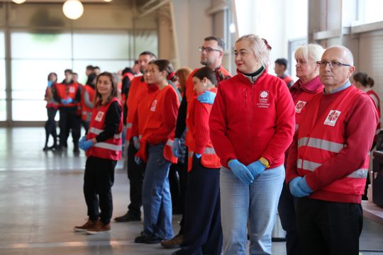 Wigilia dla ubogich i bezdomnych w hali Targów Lublin.