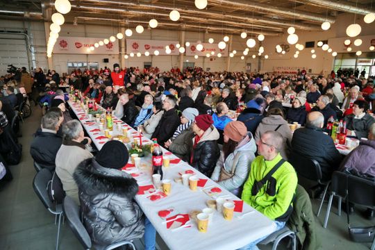 Wigilia dla ubogich i bezdomnych w hali Targów Lublin.