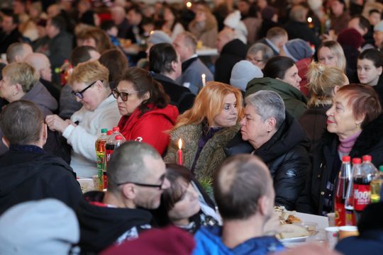 Wigilia dla ubogich i bezdomnych w hali Targów Lublin.