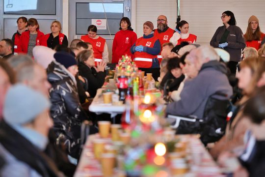 Wigilia dla ubogich i bezdomnych w hali Targów Lublin.