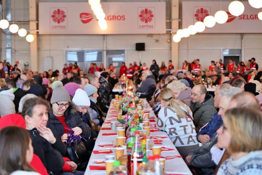 Wigilia dla ubogich i bezdomnych w hali Targów Lublin.