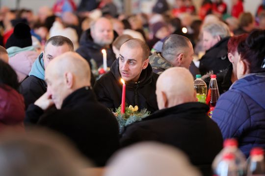 Wigilia dla ubogich i bezdomnych w hali Targów Lublin.