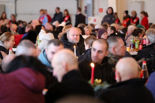 Wigilia dla ubogich i bezdomnych w hali Targów Lublin.