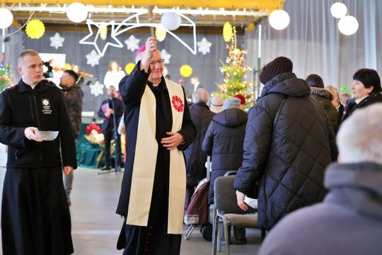 Wigilia dla ubogich i bezdomnych w hali Targów Lublin.