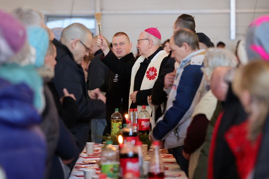 Wigilia dla ubogich i bezdomnych w hali Targów Lublin.