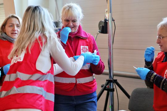 Wigilia dla ubogich i bezdomnych w hali Targów Lublin.