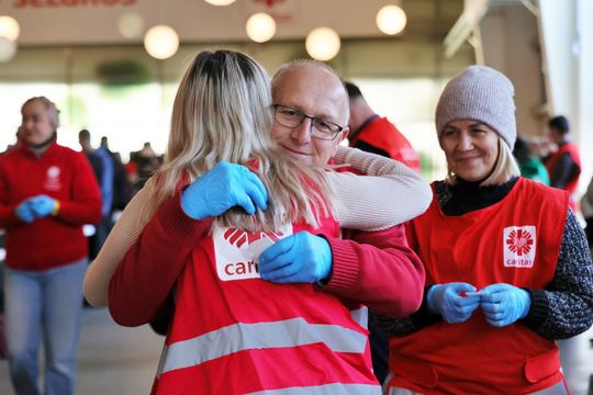 Wigilia dla ubogich i bezdomnych w hali Targów Lublin.