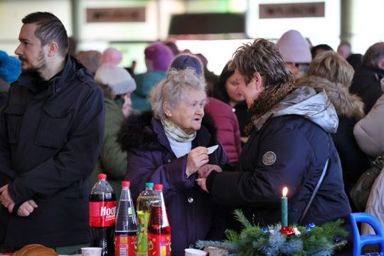 Wigilia dla ubogich i bezdomnych w hali Targów Lublin.