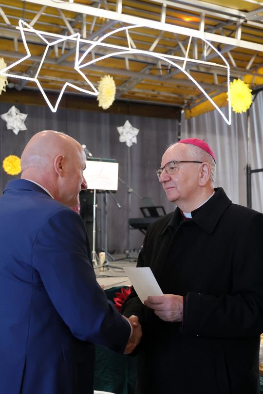 Wigilia dla ubogich i bezdomnych w hali Targów Lublin.