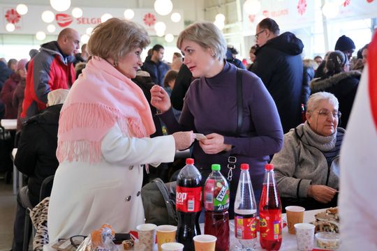 Wigilia dla ubogich i bezdomnych w hali Targów Lublin.