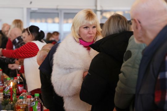 Wigilia dla ubogich i bezdomnych w hali Targów Lublin.