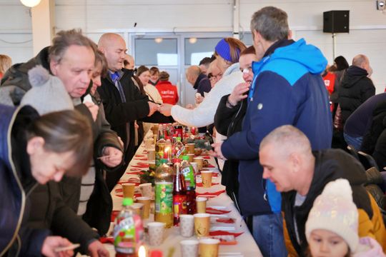 Wigilia dla ubogich i bezdomnych w hali Targów Lublin.
