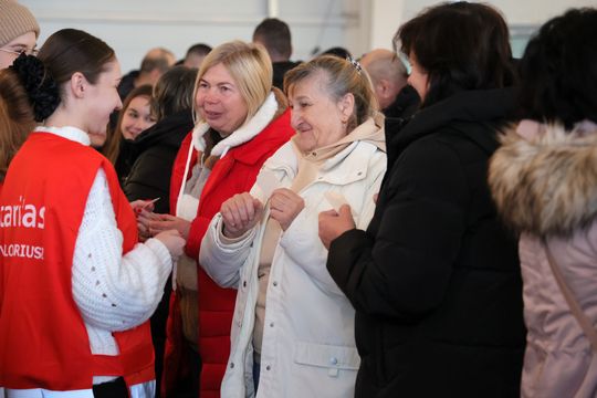 Wigilia dla ubogich i bezdomnych w hali Targów Lublin.