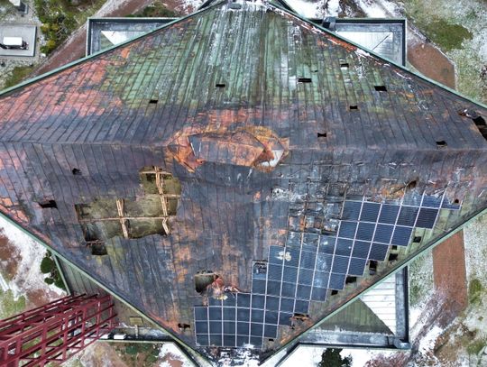 Zobacz zdjęcie z drona spalonego dachu kościoła przy Kunickiego.