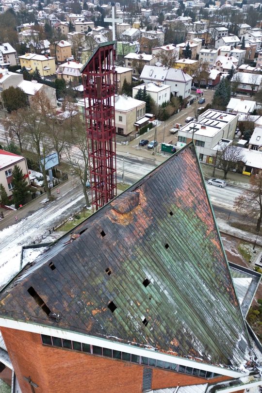 Zobacz zdjęcie z drona spalonego dachu kościoła przy Kunickiego.