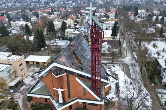 Zobacz zdjęcie z drona spalonego dachu kościoła przy Kunickiego.