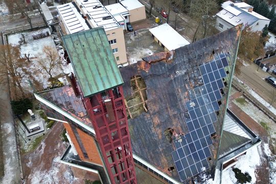 Zobacz zdjęcie z drona spalonego dachu kościoła przy Kunickiego.