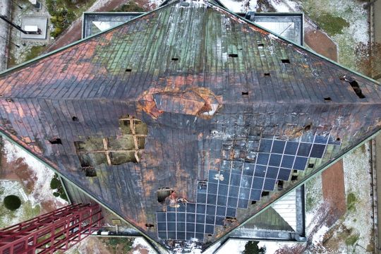 Zobacz zdjęcie z drona spalonego dachu kościoła przy Kunickiego.