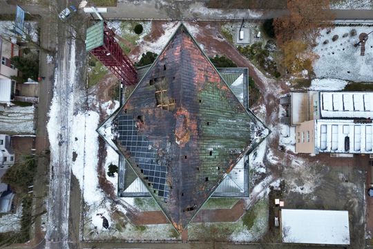 Zobacz zdjęcie z drona spalonego dachu kościoła przy Kunickiego.