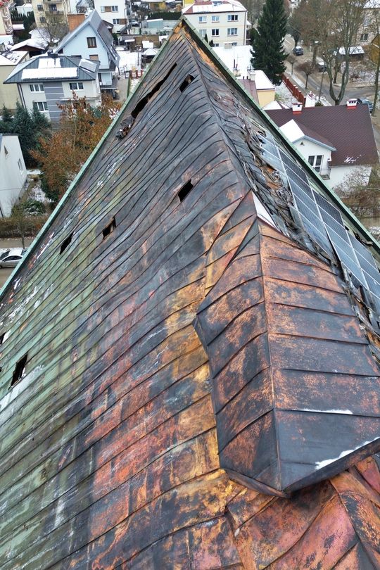 Zobacz zdjęcie z drona spalonego dachu kościoła przy Kunickiego.