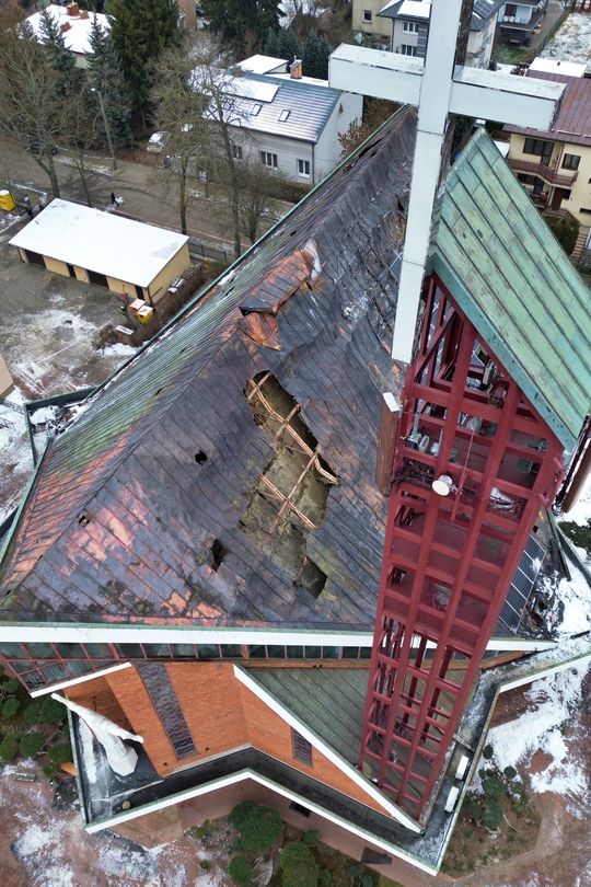 Zobacz zdjęcie z drona spalonego dachu kościoła przy Kunickiego.