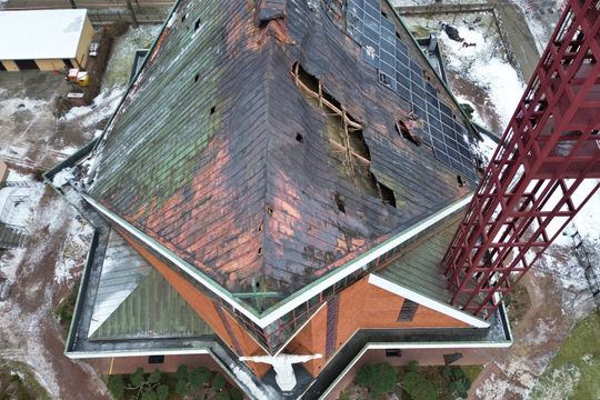 Zobacz zdjęcie z drona spalonego dachu kościoła przy Kunickiego.