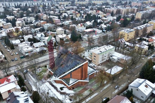 Zobacz zdjęcie z drona spalonego dachu kościoła przy Kunickiego.