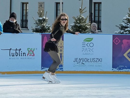 Noworoczny pokaz na lodowisku na Placu Litewskim w wykonaniu łyżwiarzy z UKŁF Salchow Lublin Noworoczny pokaz na lodowisku na Placu Litewskim w wykonaniu łyżwiarzy z UKŁF Salchow Lublin