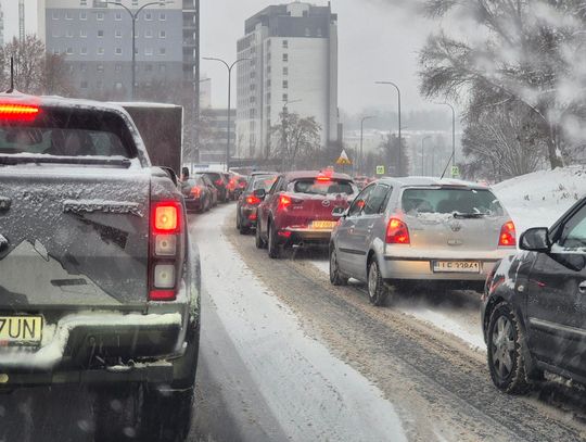 Atak zimy w Lublinie. Paraliż komunikacyjny na ulicach.