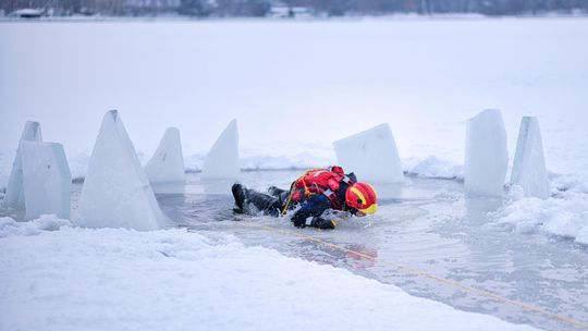 Ćwiczenia strażaków w temacie ratownictwa na zamarzniętych akwenach