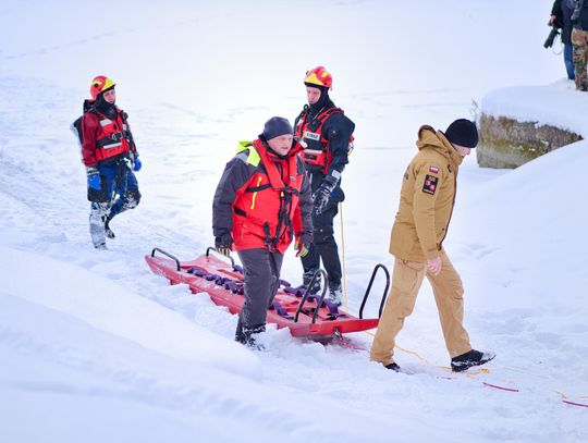 Ćwiczenia strażaków w temacie ratownictwa na zamarzniętych akwenach