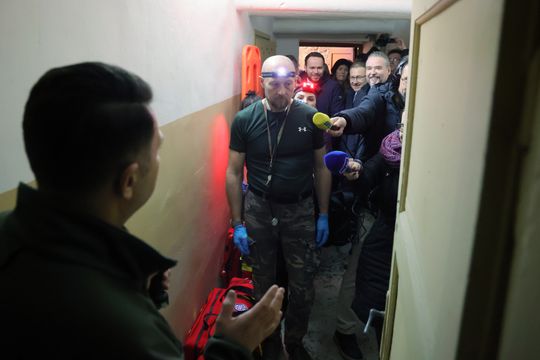 Konferencja prasowa  w szpitalu wojskowym.