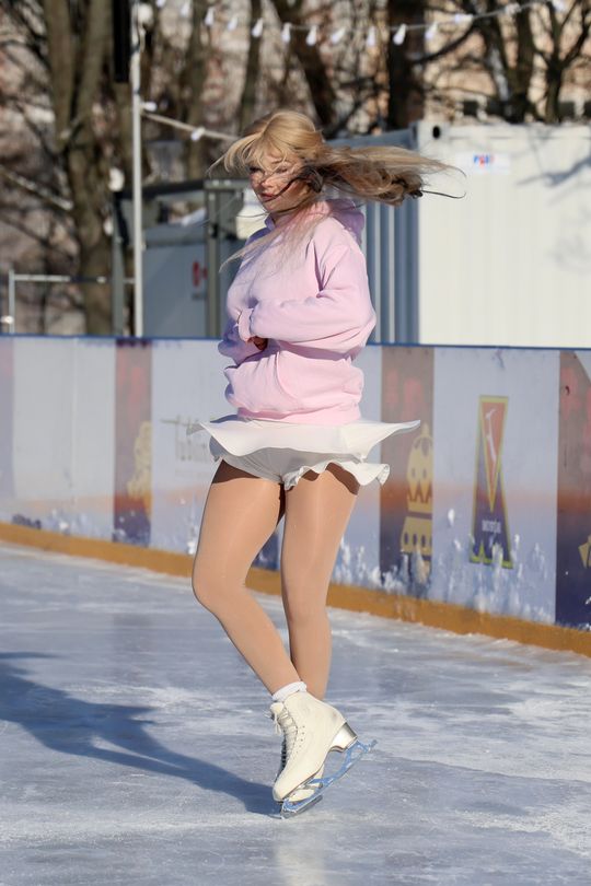 Pokaz jazdy na łyżwach. 