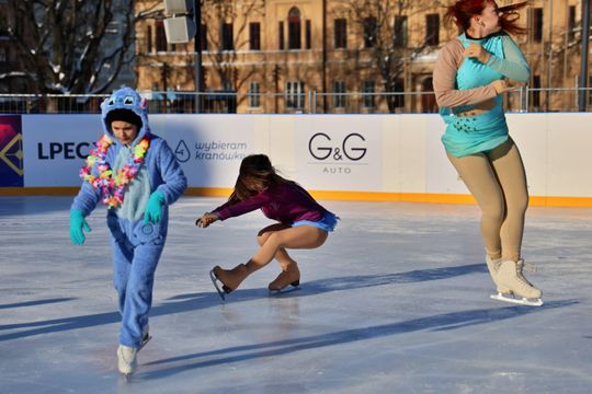 Pokaz jazdy na łyżwach. 