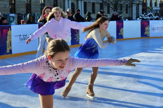 Pokaz jazdy na łyżwach. 