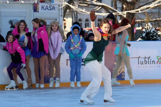 Pokaz jazdy na łyżwach. 