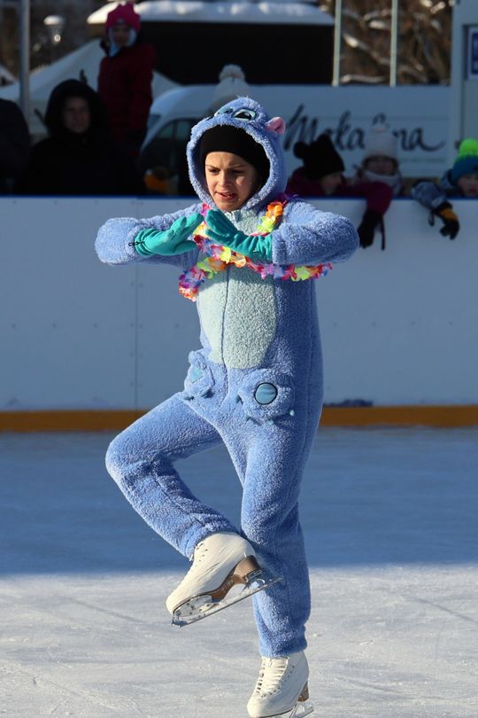 Pokaz jazdy na łyżwach. 