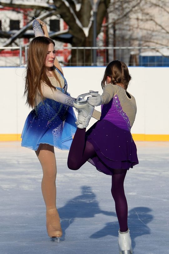 Pokaz jazdy na łyżwach. 