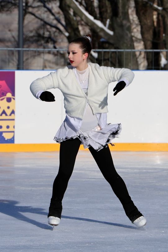 Pokaz jazdy na łyżwach. 