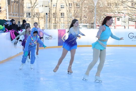 Pokaz jazdy na łyżwach. 