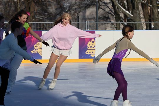 Pokaz jazdy na łyżwach. 
