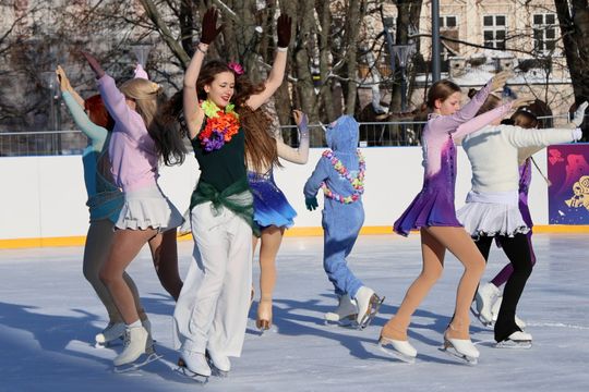 Pokaz jazdy na łyżwach. 