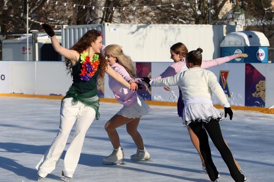 Pokaz jazdy na łyżwach. 