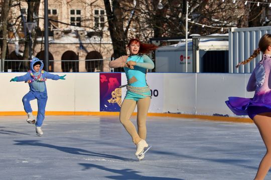 Pokaz jazdy na łyżwach. 