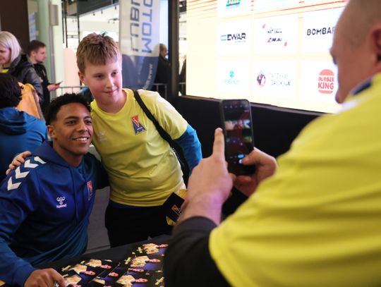 Piłkarze i sztab trenerski Motoru Lublin rozdawali autografy w Galerii Olimp.