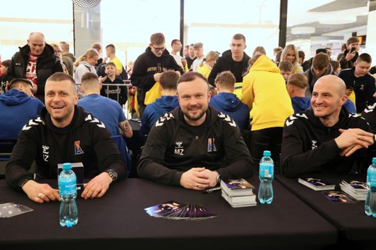 Piłkarze i sztab trenerski Motoru Lublin rozdawali autografy w Galerii Olimp. 