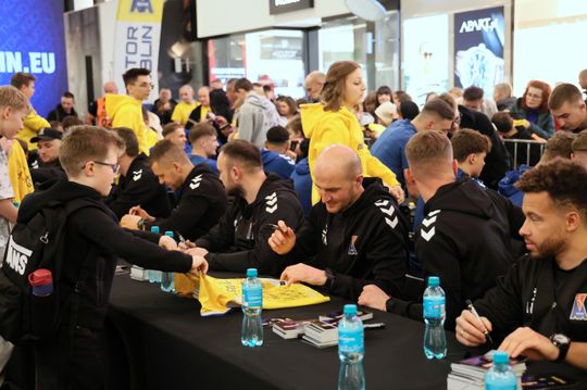 Piłkarze i sztab trenerski Motoru Lublin rozdawali autografy w Galerii Olimp. 