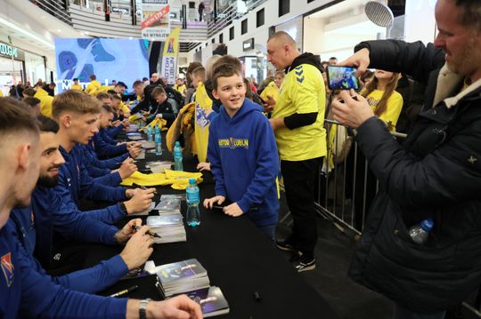 Piłkarze i sztab trenerski Motoru Lublin rozdawali autografy w Galerii Olimp. 