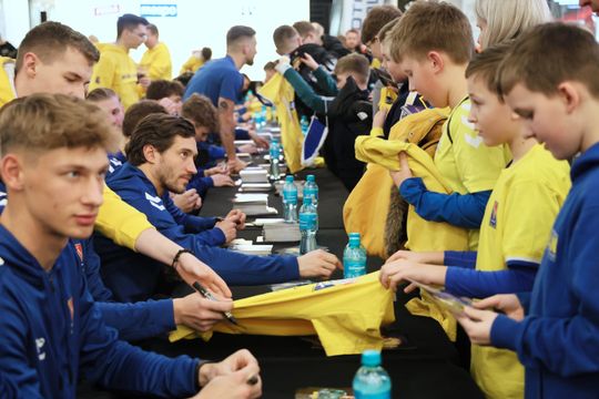 Piłkarze i sztab trenerski Motoru Lublin rozdawali autografy w Galerii Olimp. 